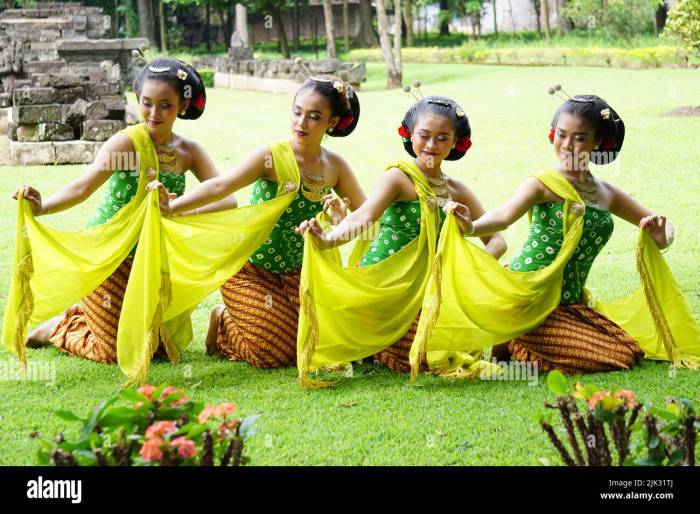 Indonesian traditional dancers with traditional clothes which are called kemben Stock Photo - Alamy